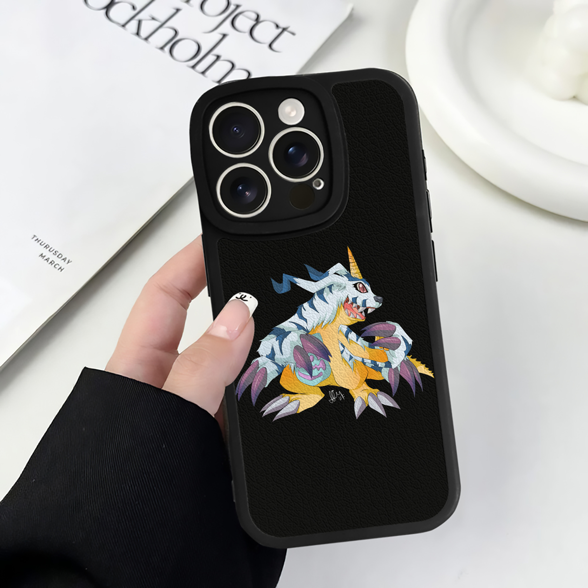 （画像用） Digimon デジタルモンスター/デジモン 【iPhone 16シリーズ対応】シリコンスマホケース（レザー調） 材質：シリコン